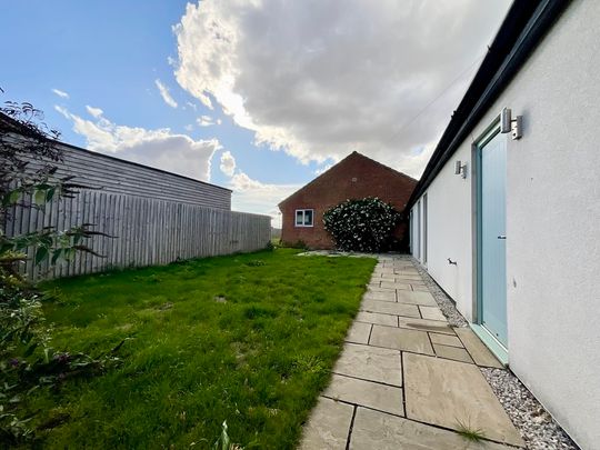 3 bedroom Detached Bungalow to let - Photo 1