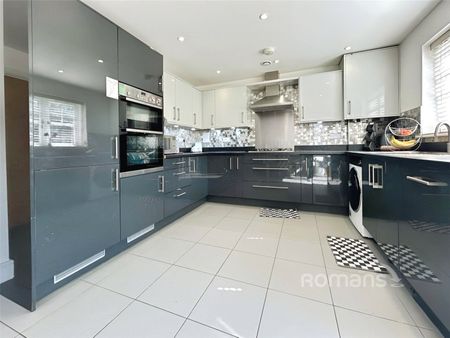 Fleet Road, Farnborough, Hampshire, GU14 - Photo 2