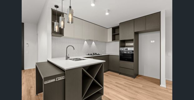 LUXURY NEW | Victoria Tower Adelaide – Level 28 Sky Apartment - Photo 1