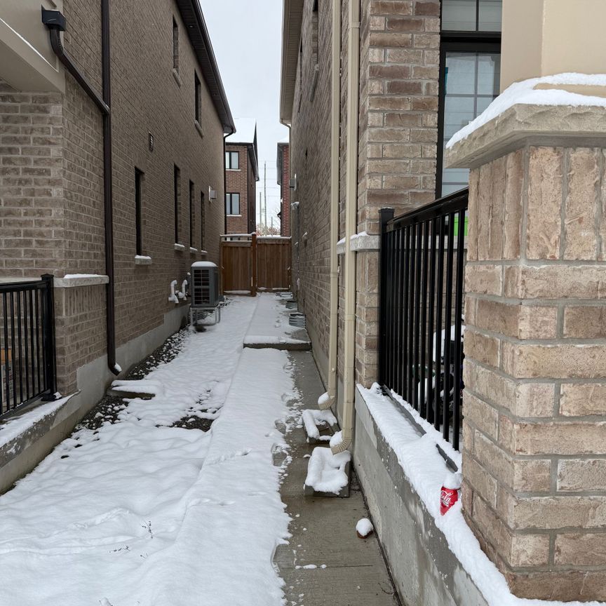 For Lease - 43 Allangrove Avenue Unit# Basement, East Gwillimbury, Ontario - Photo 1