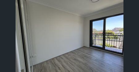 Newly renovated 3 Bedroom Townhouse in the Heart of Hurlstone Park! - Photo 4