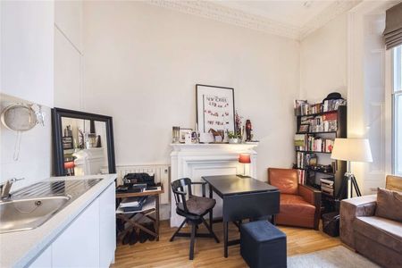 A raised ground floor studio room on Cranley Gardens with its own kitchenette and shared bathroom. - Photo 2
