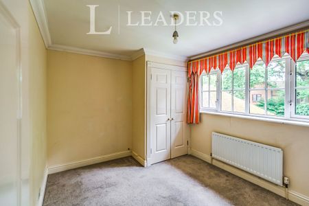 4 bedroom house to rent Redwing Gardens, West Byfleet, KT14 - Photo 4