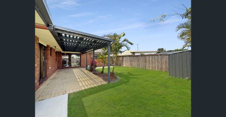 Fresh, Updated Beachside Living in Bokarina! - Photo 4