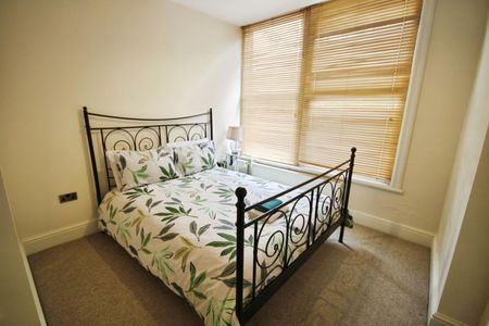 2 bedroom Flat To Let - Photo 3