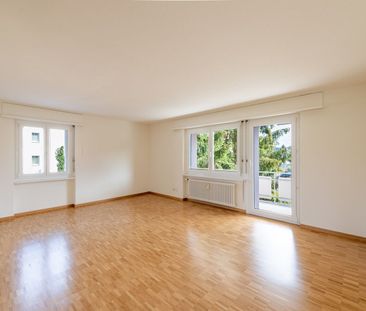 Helle 4.5 Zi-Wohnung mit Balkon und Parkettböden an ruhiger Lage - Photo 1