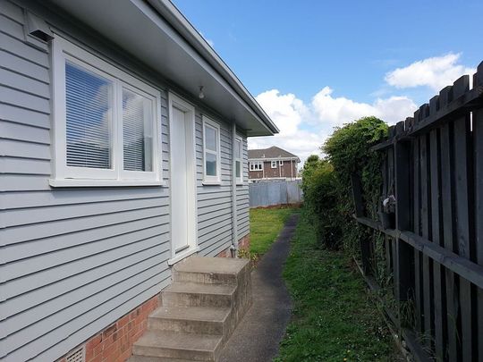 Quiet back, 2 Brm flat with own garage. - Photo 1