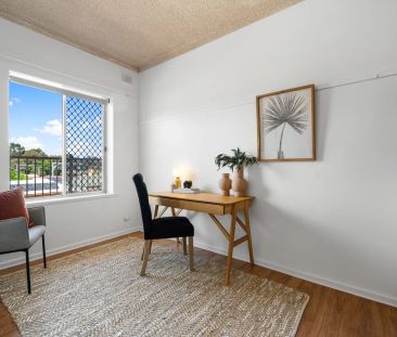 Exquisite City Fringe Retreat with Panoramic Elegance - Photo 2