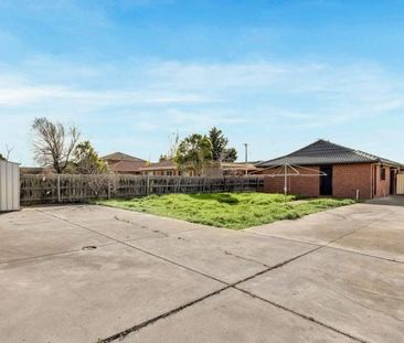 52 Songlark Crescent, Werribee - Photo 3