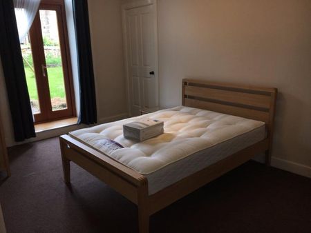 4 bedroom flat to rent - Photo 5