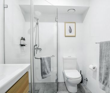 Modern Furnished Top Floor Two-Bedroom Apartment with Pool - Photo 5