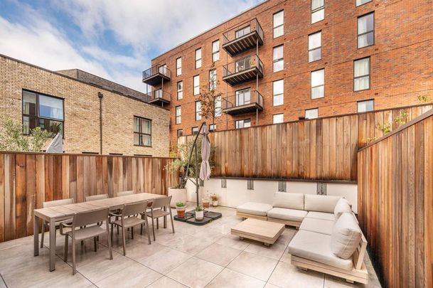4 bedroom terraced house to rent - Photo 1
