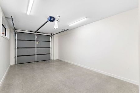 2 Bed, 2 Bath Townhouse with Garage! - Photo 2