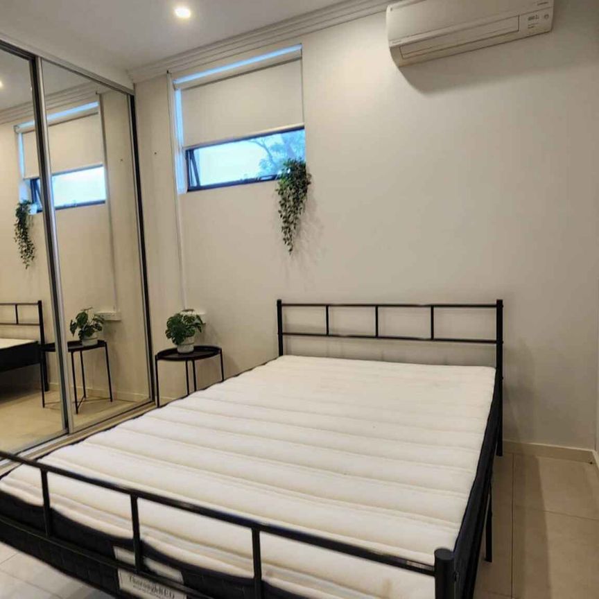 Fully furnished ,self contained studio apartment in a great location! - Photo 1