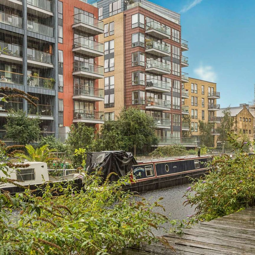 Located in the popular Benyon Wharf development is this modern split-level apartment. - Photo 1