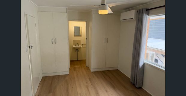 Light & Breezy First-Floor Unit in Quiet Cul-de-Sac - Photo 1