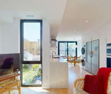 Beautifully renovated 2 bed 2 full bath apartment in the Junction available now — Upper - Photo 1