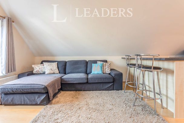 2 bedroom apartment to rent High Street, Redhill, RH1 - Photo 1