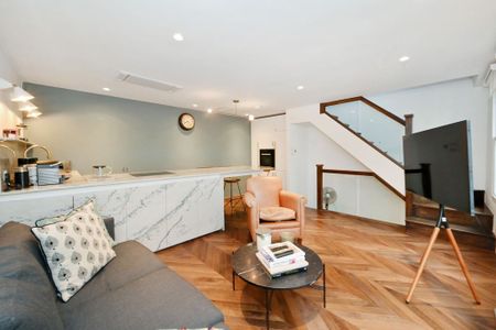 2 bedroom mews to rent - Photo 3