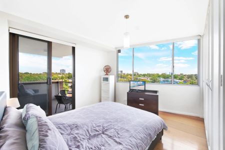 Stunning Apartment With Sweeping Views In Prime Cammeray Location - Photo 4