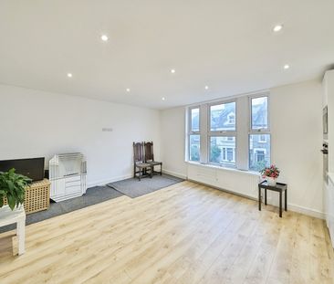 2 Bed Terraced House, Lower Richmond Road, SW15 - Photo 2