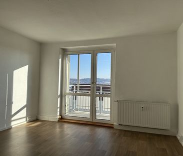 Lichtblick im Obergeschoss: traumhafte Aussicht & warmes Holzambiente - Foto 4