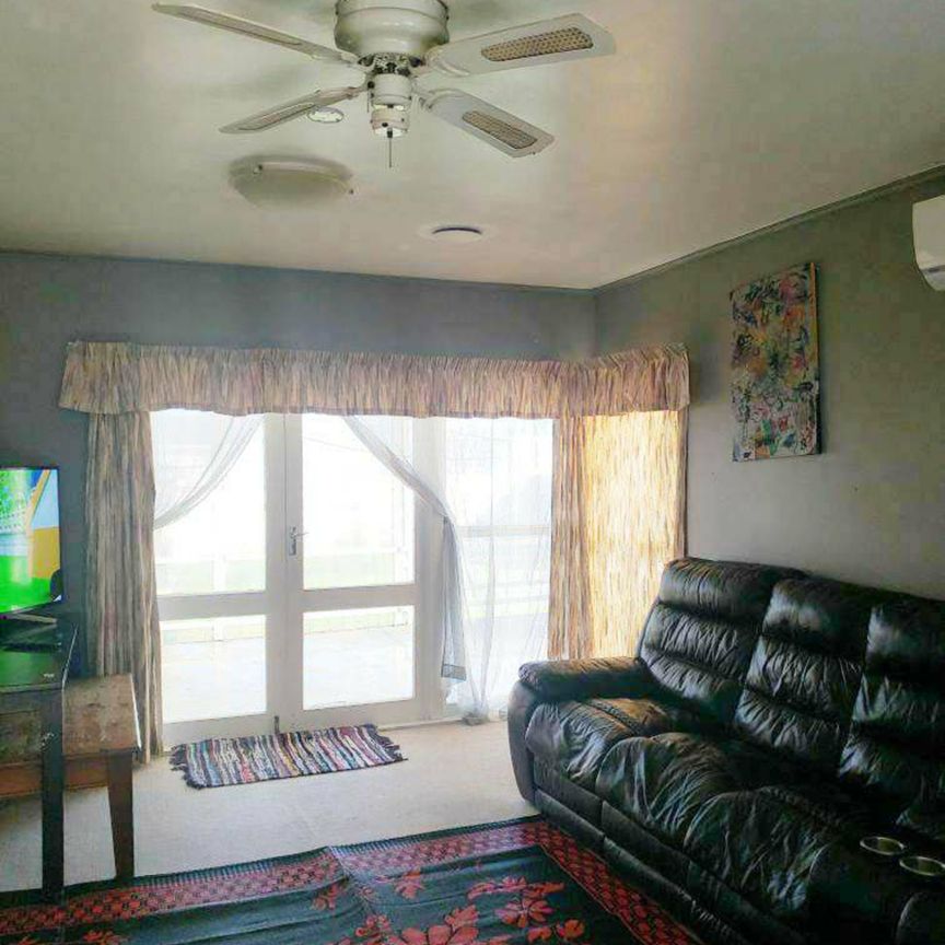 Large fully fenced family home - Photo 1