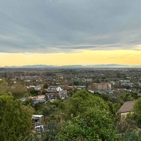 FULLY FURNISHED SPACIOUS TOWNHOUSE IN PRIME HILLTOP LOCATION! - Photo 3