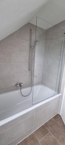 Renovierte 2.5-Zimmer-Dachwohnung mit Seeblick in Murten - Photo 3