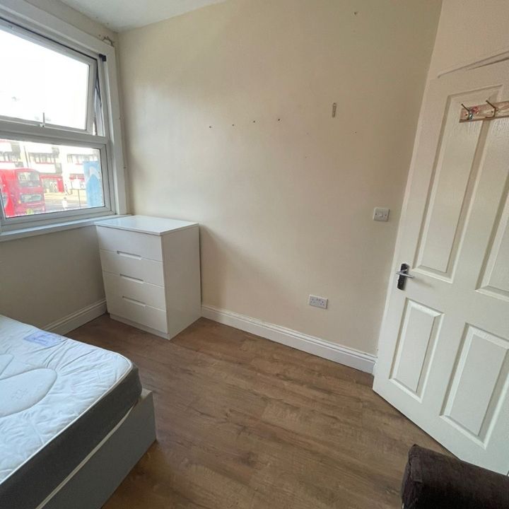 Room in a Shared House, Rancliff Road, E6 - Photo 1