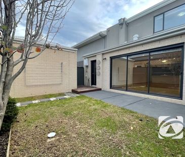 ELEGANT & LOW-MAINTENANCE TOWNHOUSE - Photo 2