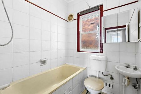 Charming Two-Bedroom Apartment in a Quiet Rustic Block - Photo 4