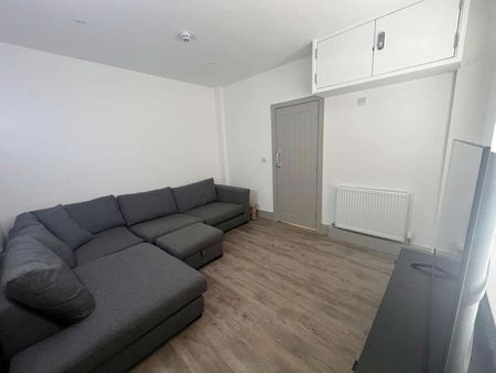🌟 Prime Location on Humber Street, Cleethorpes 🌟 Room 5 - Studio - Photo 3