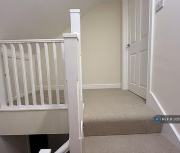 4 bedroom semi-detached house to rent - Photo 2