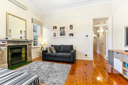 Charming three Bedroom home, only steps from Weekley park - Photo 3