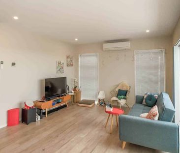 Huge family home in Millwater - Photo 4