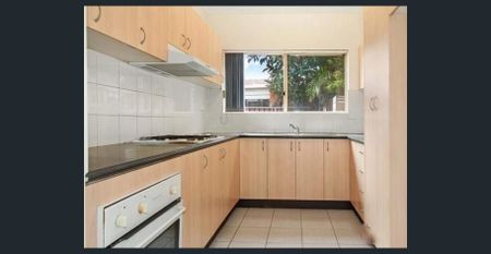 Spacious 4-Bedroom Townhouse in a Quiet, Well-Kept Complex - Photo 5