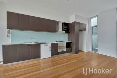 Unique and Stunning Luxury Townhouse in North Melbourne for Lease! - Photo 4