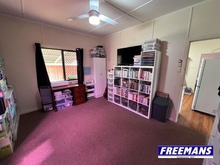 Fabulous Family Home with 9×7.5m shed extra high for mobile home & boat - Photo 4