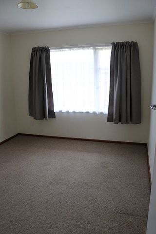 Sunny 2 bedroom unit in Royal Oak - great location - Photo 3