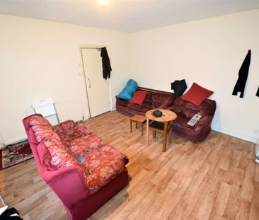 3 bedroom House in Wrangthorne Place (3 BED), Leeds - Photo 2