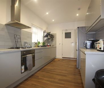 A Bright DOUBLE ROOM within a shared house in Wembley. - Photo 1