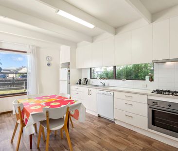 Charming Coastal Home - Photo 4