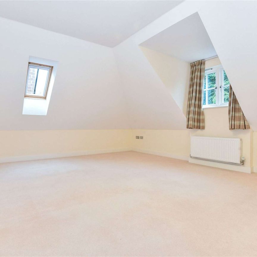 Well designed and substantial family home, set in an exclusive development. - Photo 1