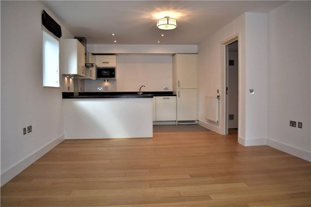 2 double bedroom executive apartment in the sought after Park Way development - Photo 1