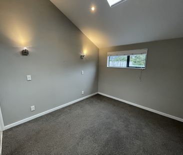 Sunny 3-Bedroom Townhouse in Sought-After Wadestown - Photo 4