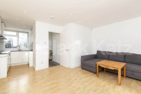 Split level two bed in a prime location in the popular Bethnal Green area - Photo 2