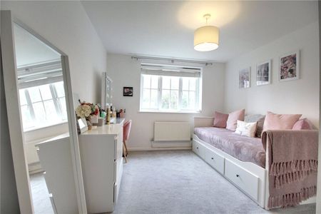 Lyndhurst Road, Fleet, Hampshire, GU51 - Photo 3