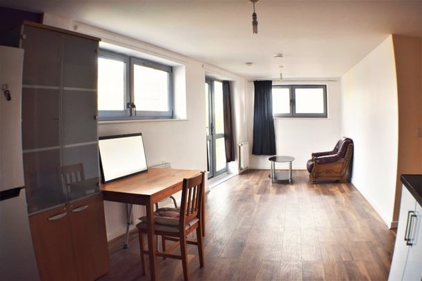 3 Bed Flat, London, E1W - Photo 1
