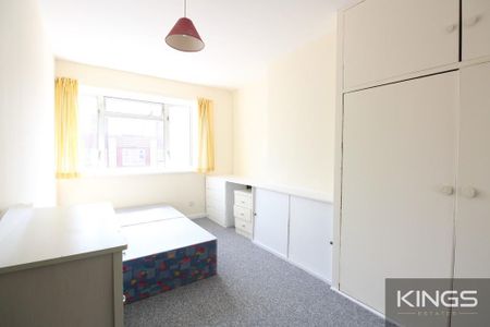 4 bedroom semi-detached house to rent - Photo 2